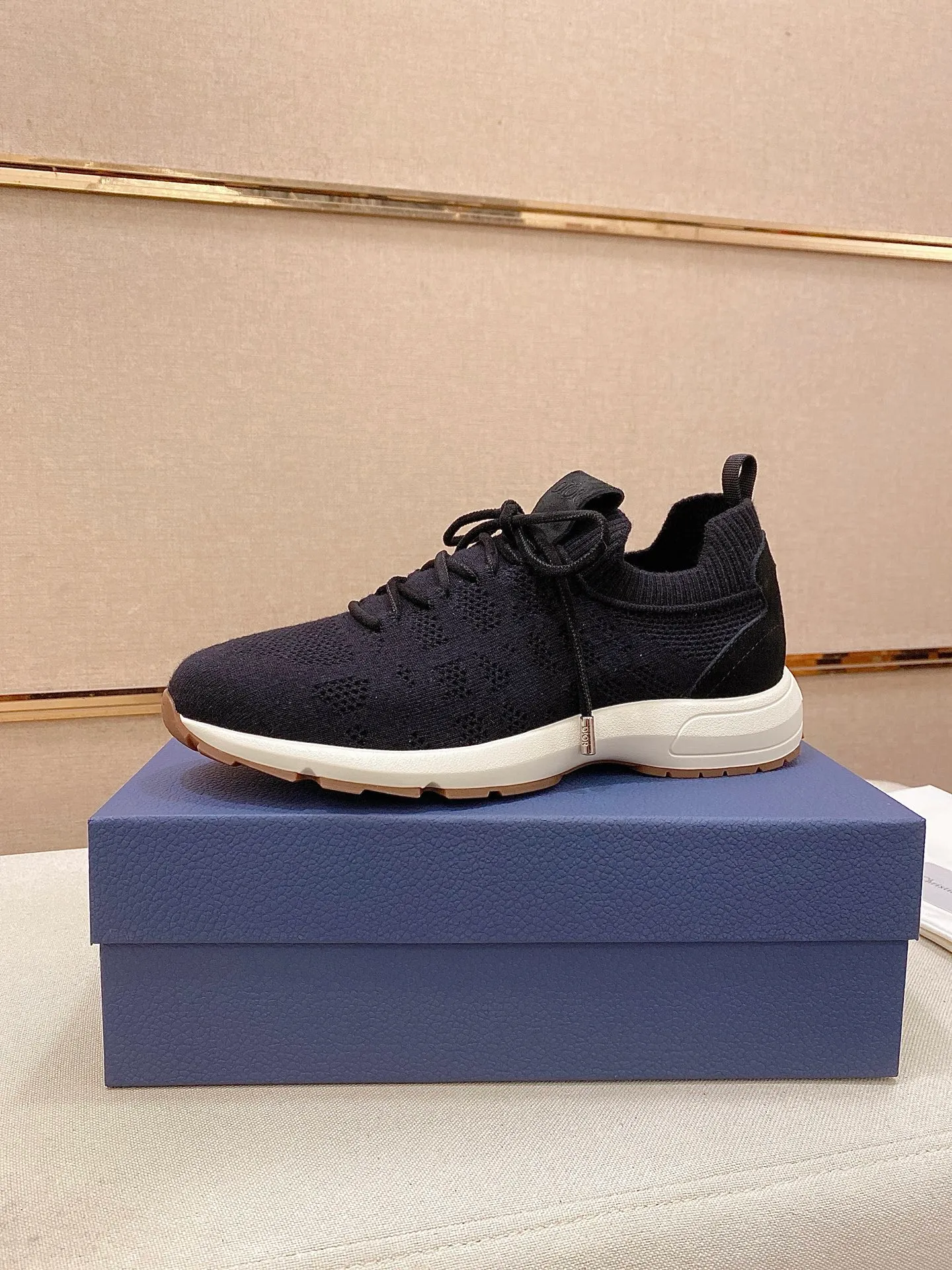 Factory price: 420💰Dior's latest men's fashion sneakers. This item draws inspiration from retro jogging shoes. Featuring a thick, low-top design, it features a mesh fabric upper and an ultra-light rubber foam sole. The side is decorated with an embossed "Di~r" logo. Code number: 39-44 (order 38, 45, 46)